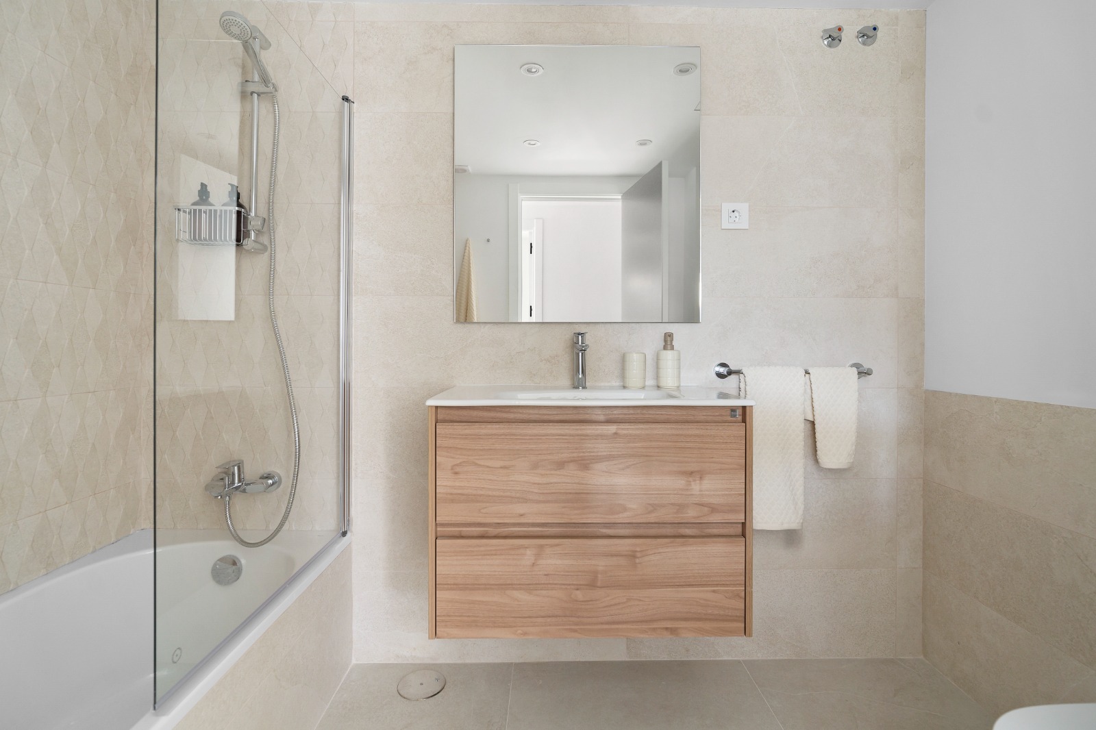 DP-100-26961906-01-11