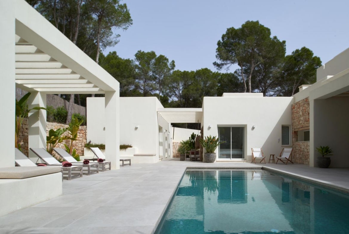 Ibiza-stijl villa met zeezicht te koop in Moraira