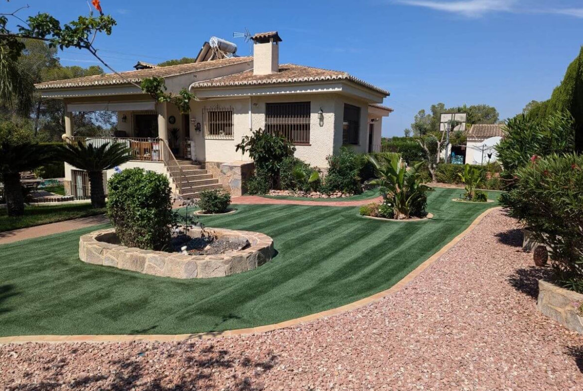 Villa met ruime tuin te koop in Lliria