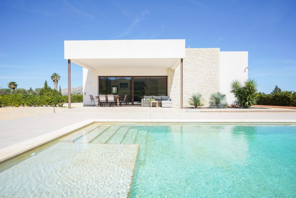 Moderne villa met groot perceel te koop in Beniarbeig