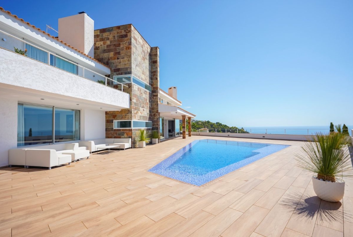 Villa met panoramisch zeezicht te koop in Altea