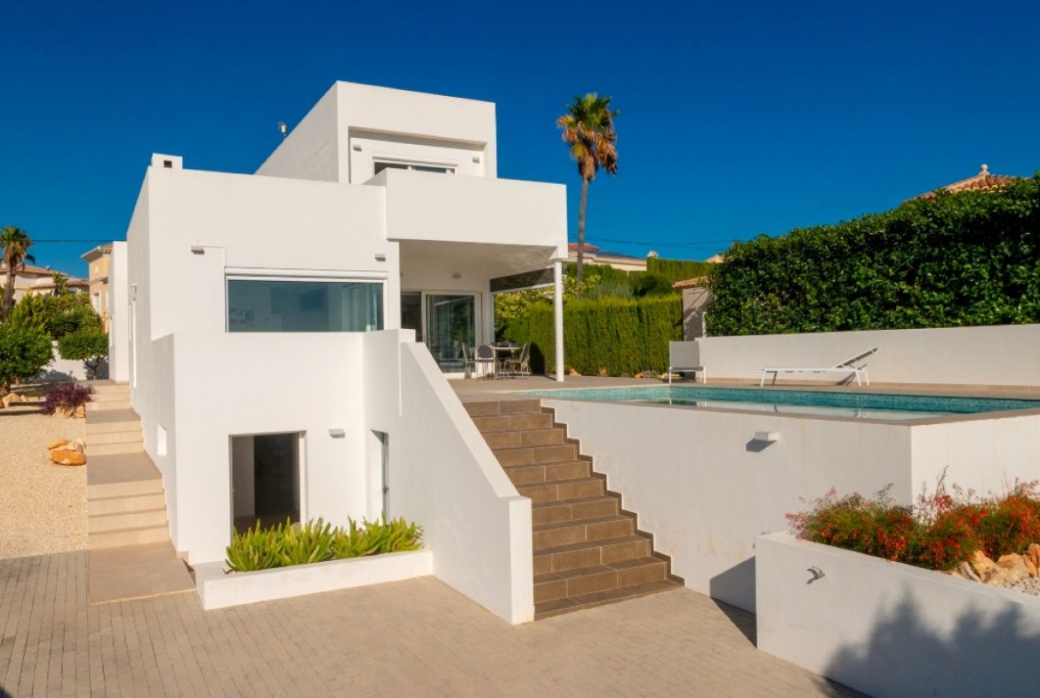 Moderne villa met zeezicht te koop in Calpe