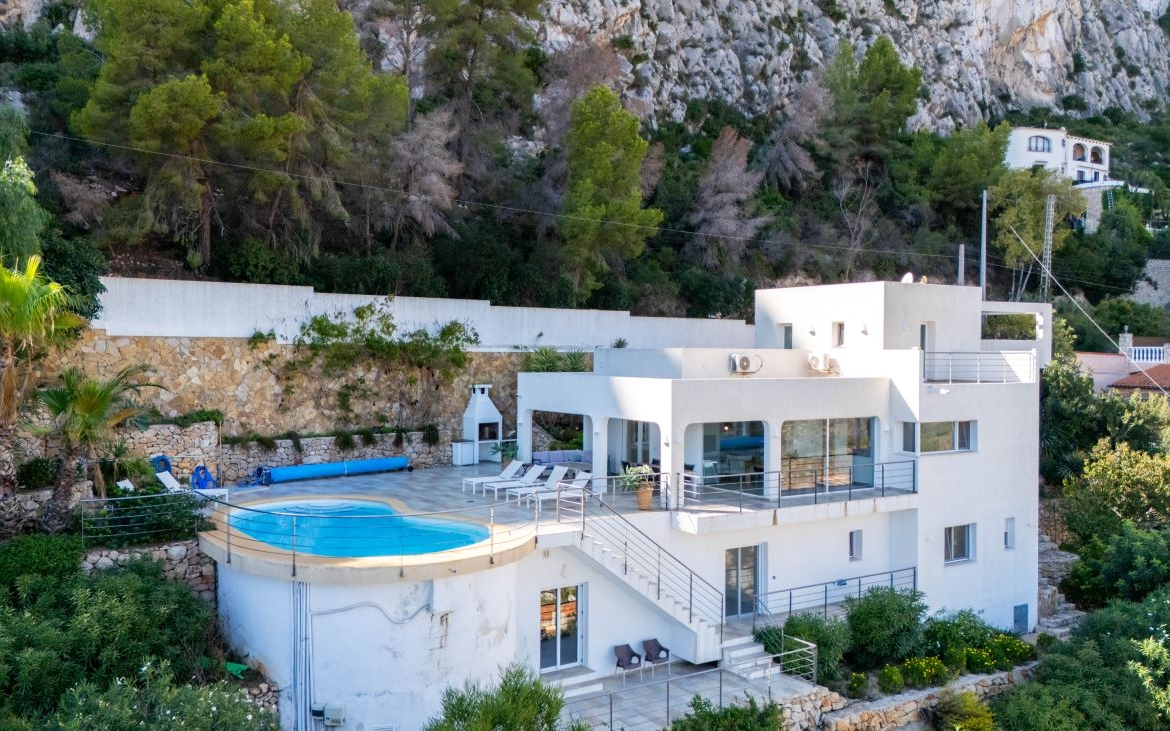Luxe villa met zeezicht te koop in Calpe