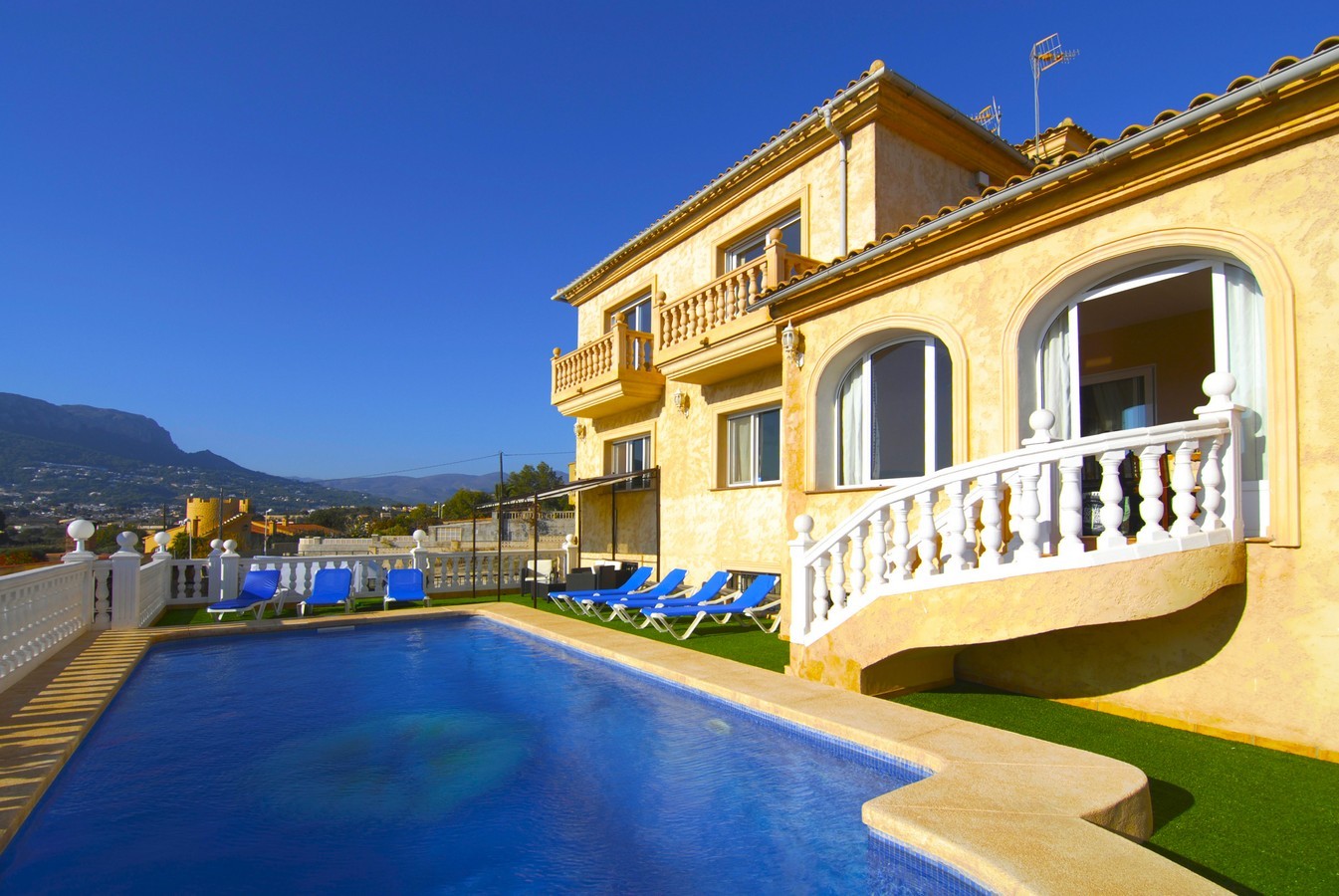 Ruime villa met zwembad te koop in Calpe