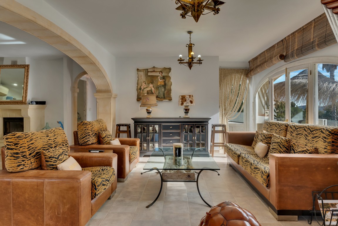 Ruime villa met zeezicht te koop in Moraira