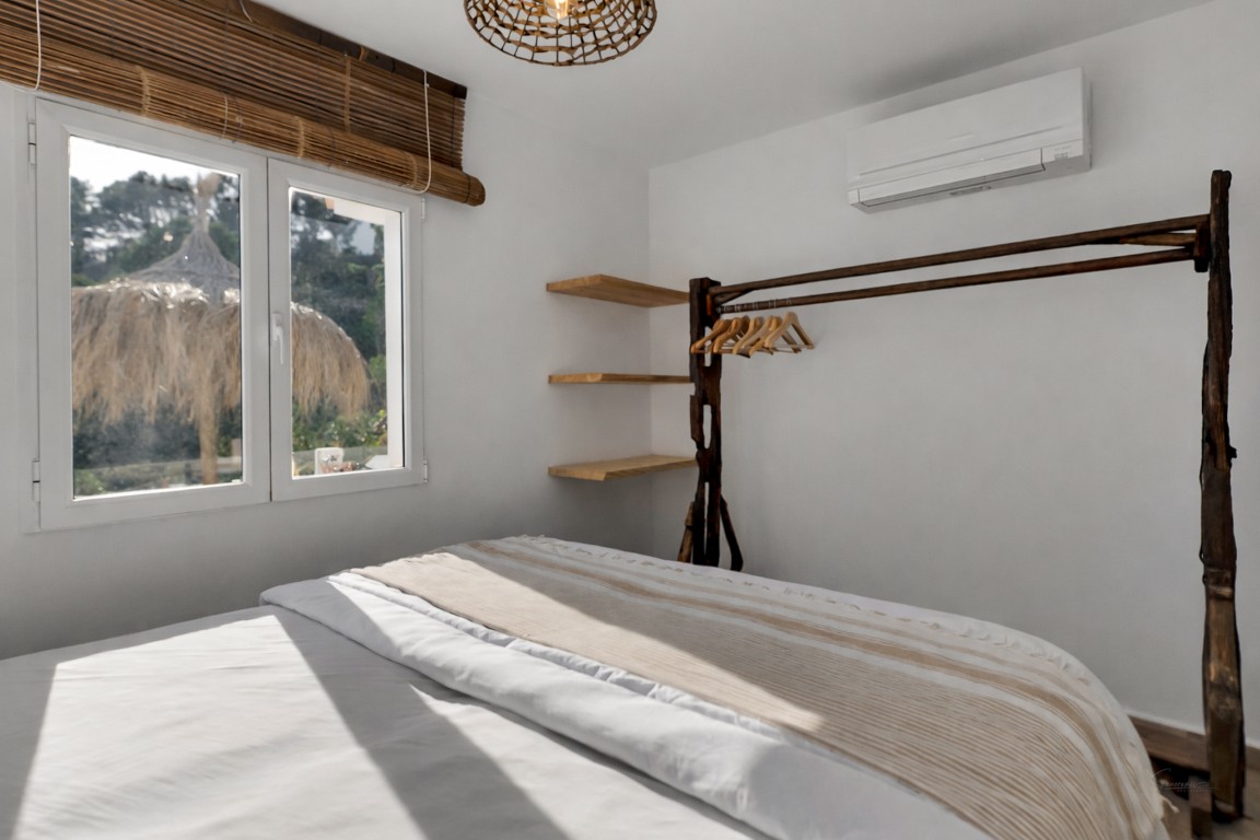 Ruime villa met zeezicht te koop in Moraira