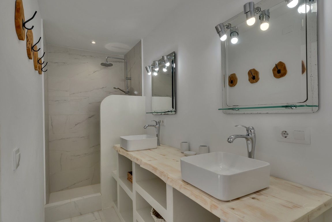 Ruime villa met zeezicht te koop in Moraira