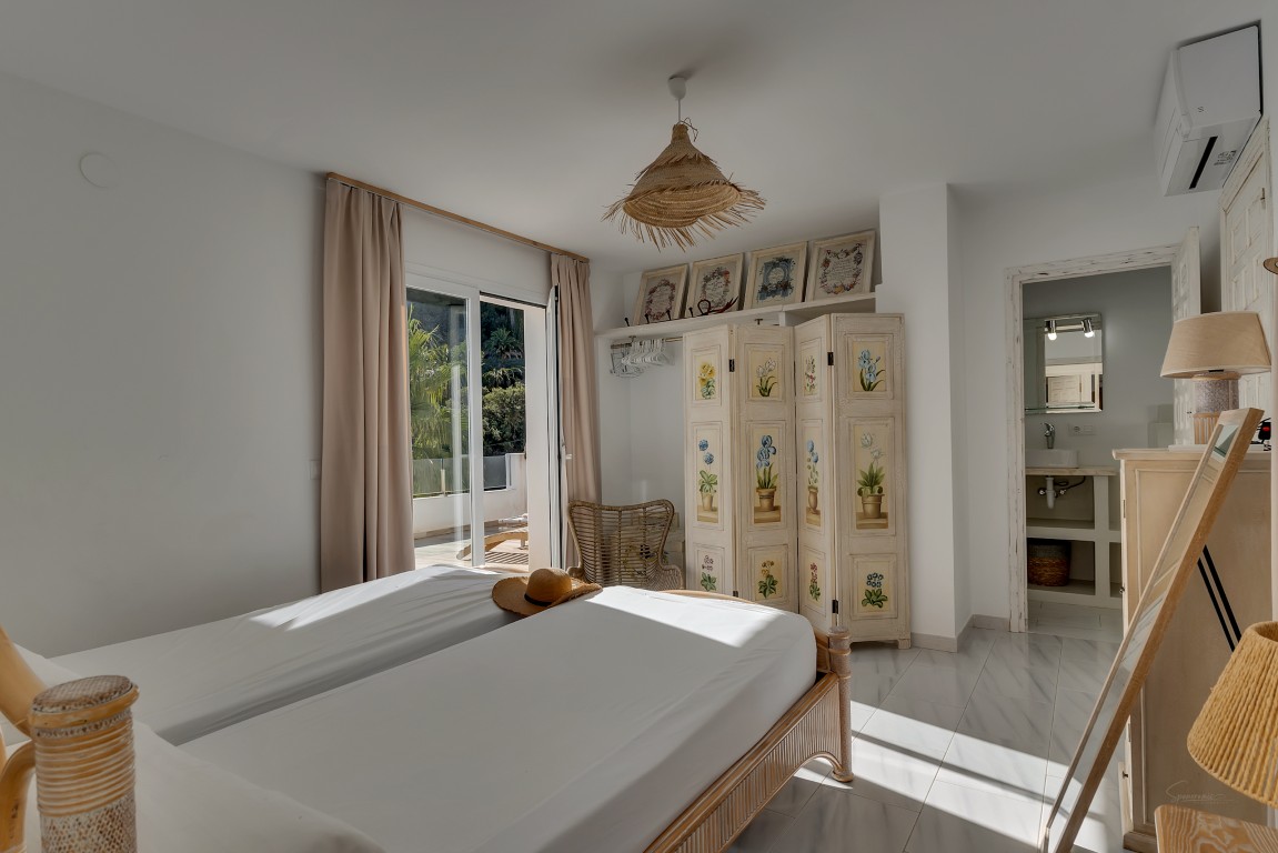 Ruime villa met zeezicht te koop in Moraira