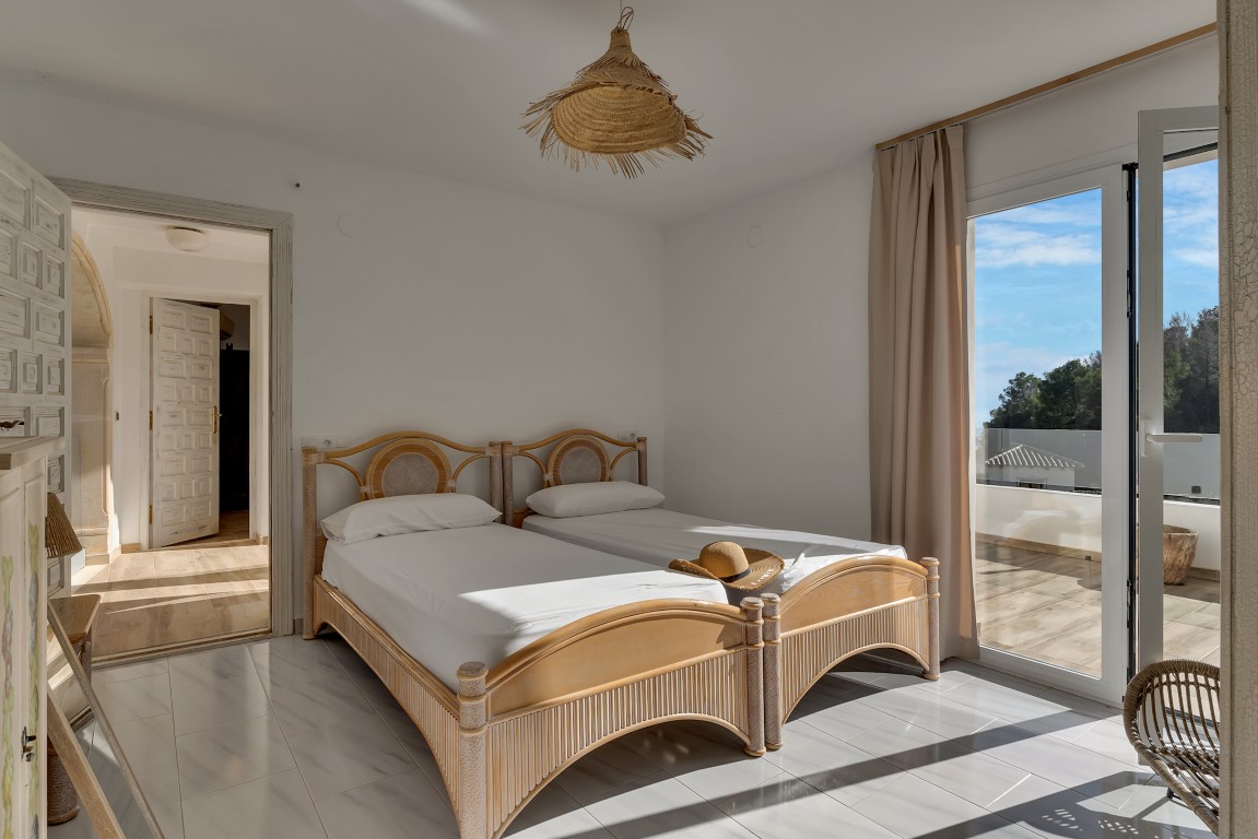 Ruime villa met zeezicht te koop in Moraira