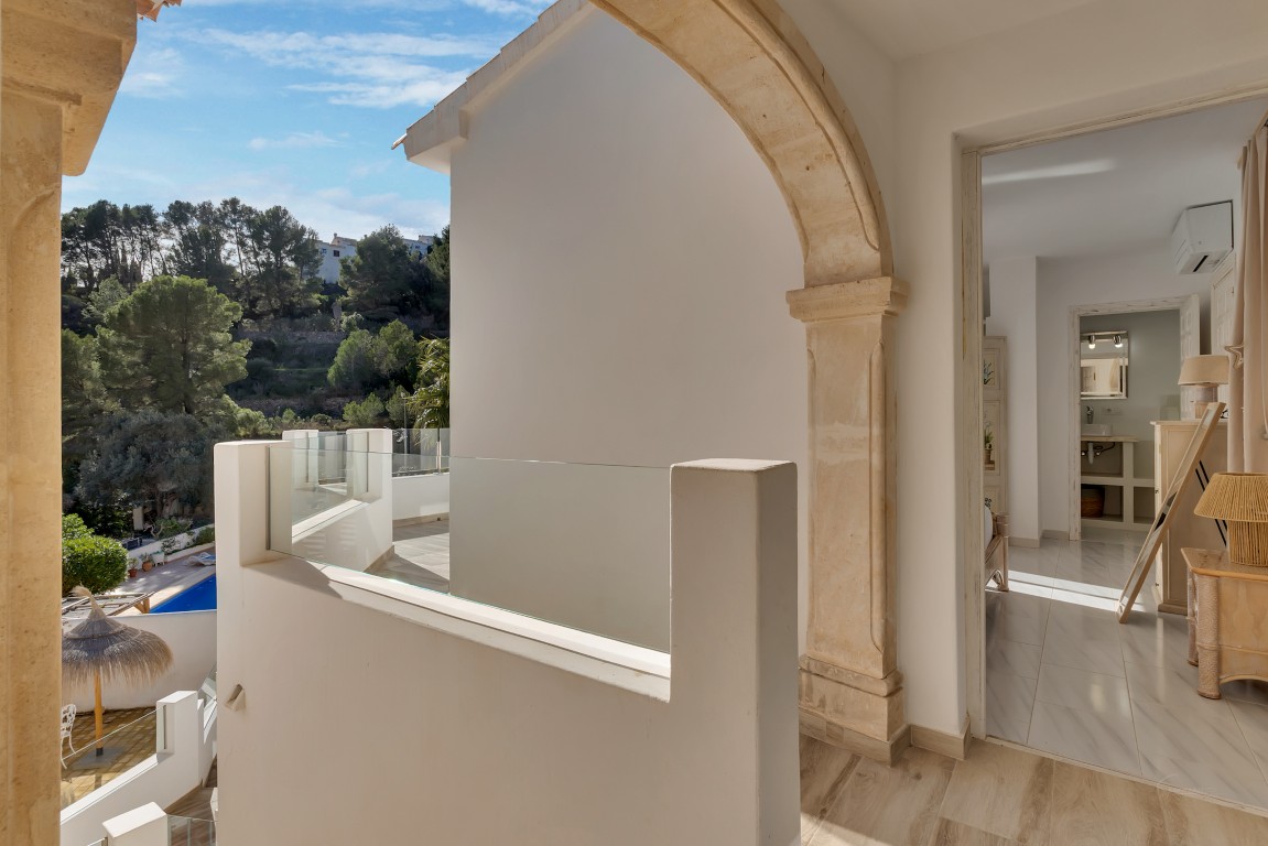 Ruime villa met zeezicht te koop in Moraira