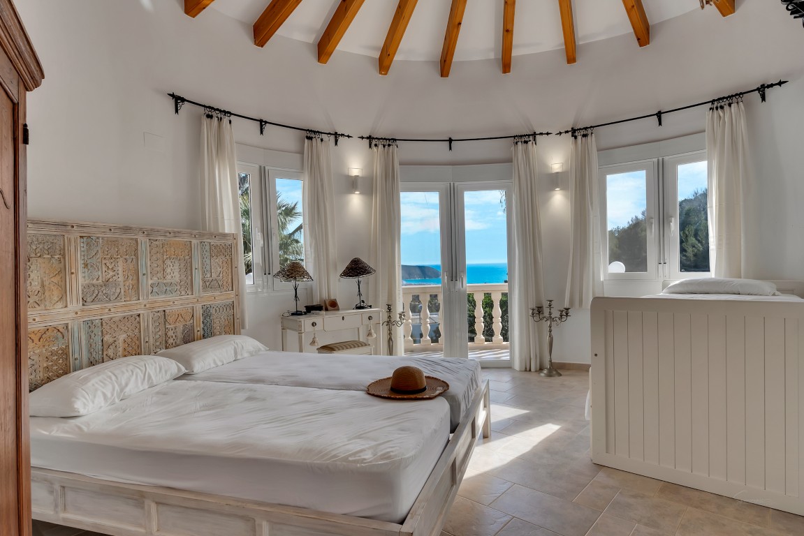 Ruime villa met zeezicht te koop in Moraira