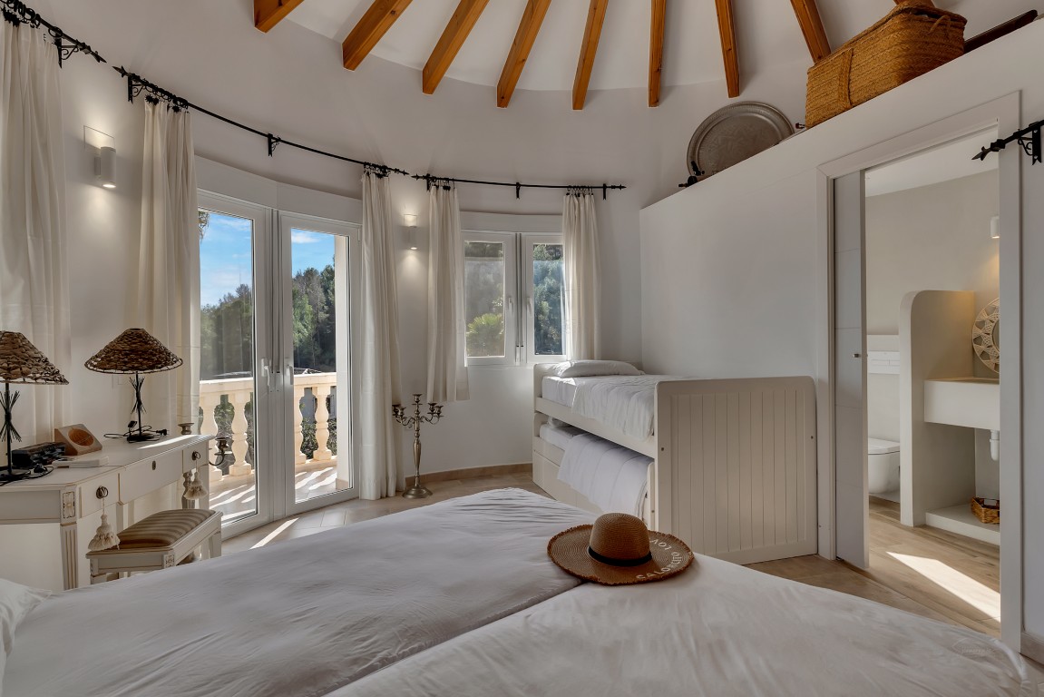 Ruime villa met zeezicht te koop in Moraira