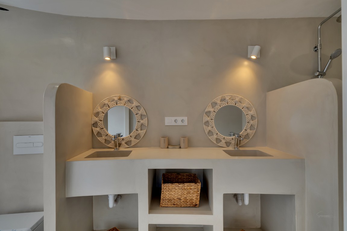Ruime villa met zeezicht te koop in Moraira