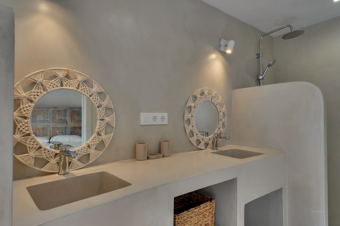 Ruime villa met zeezicht te koop in Moraira