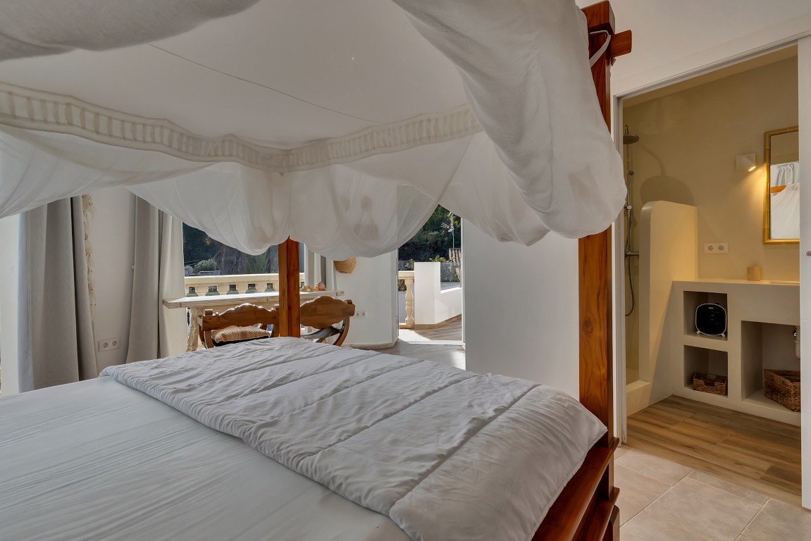 Ruime villa met zeezicht te koop in Moraira