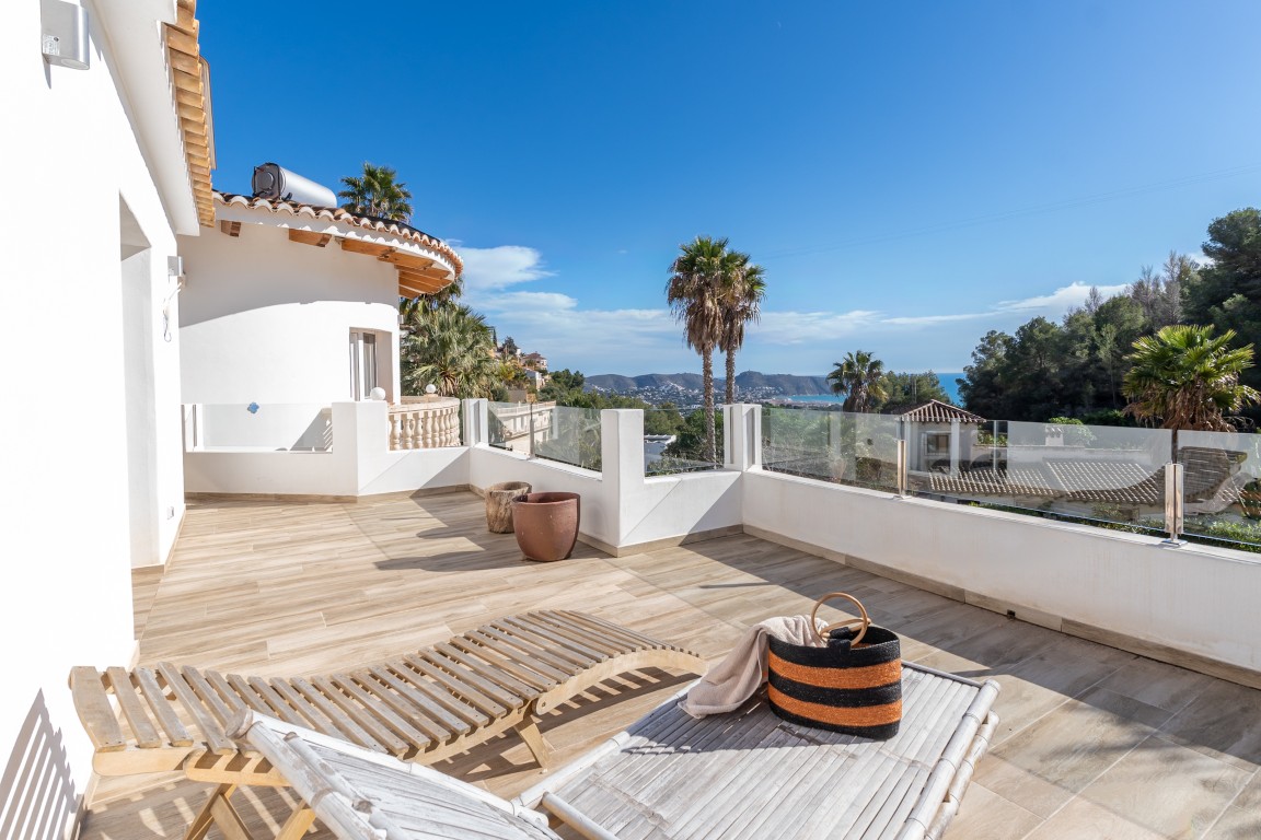Ruime villa met zeezicht te koop in Moraira