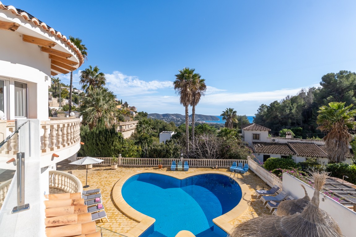 Ruime villa met zeezicht te koop in Moraira