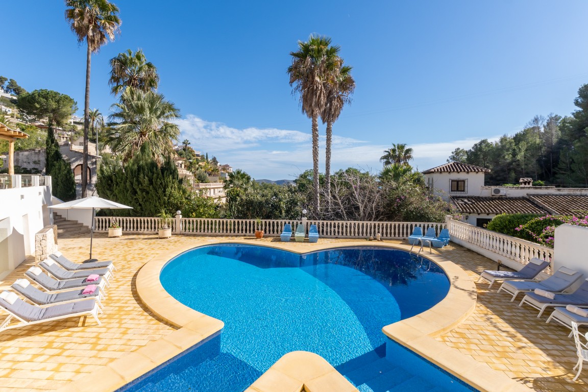 Ruime villa met zeezicht te koop in Moraira