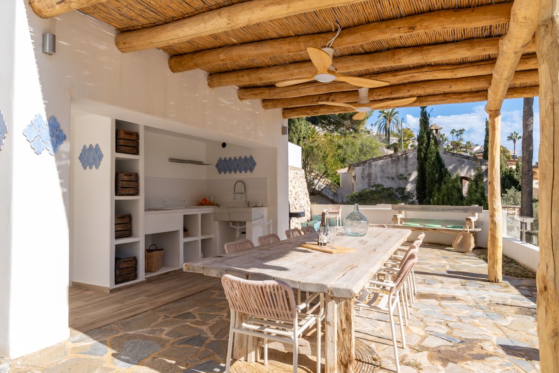 Ruime villa met zeezicht te koop in Moraira