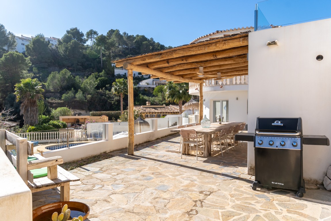 Ruime villa met zeezicht te koop in Moraira