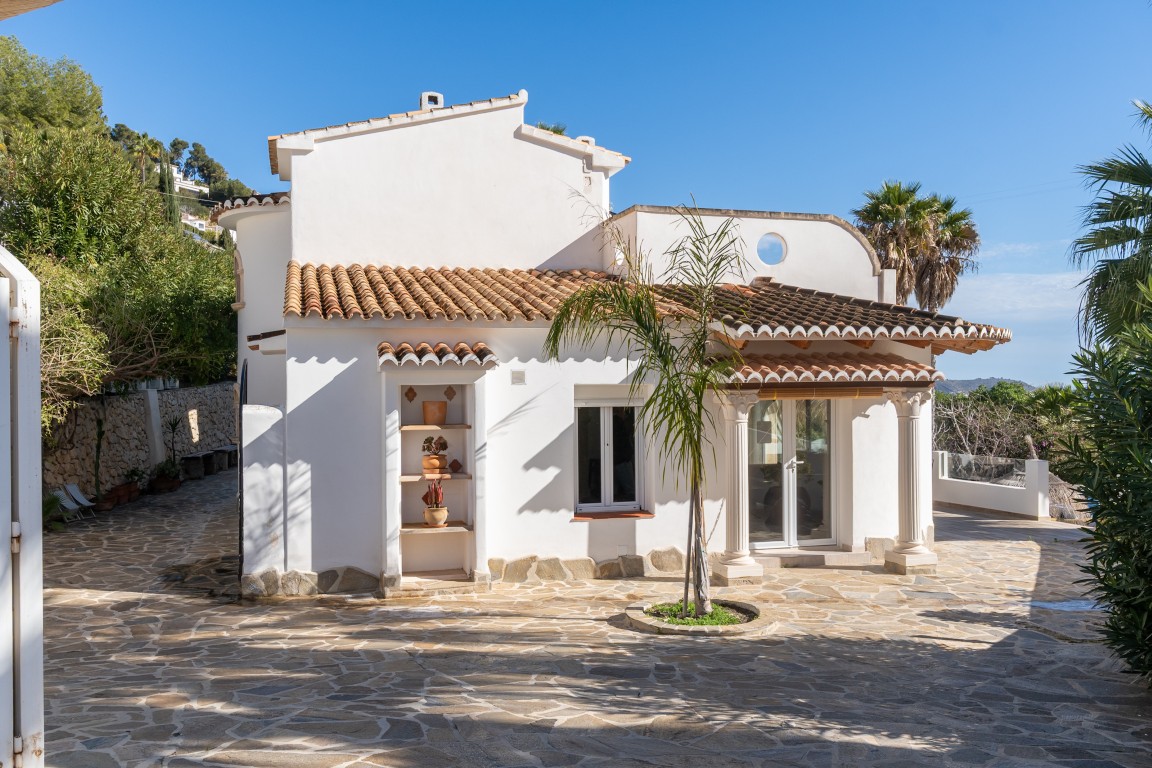 Ruime villa met zeezicht te koop in Moraira