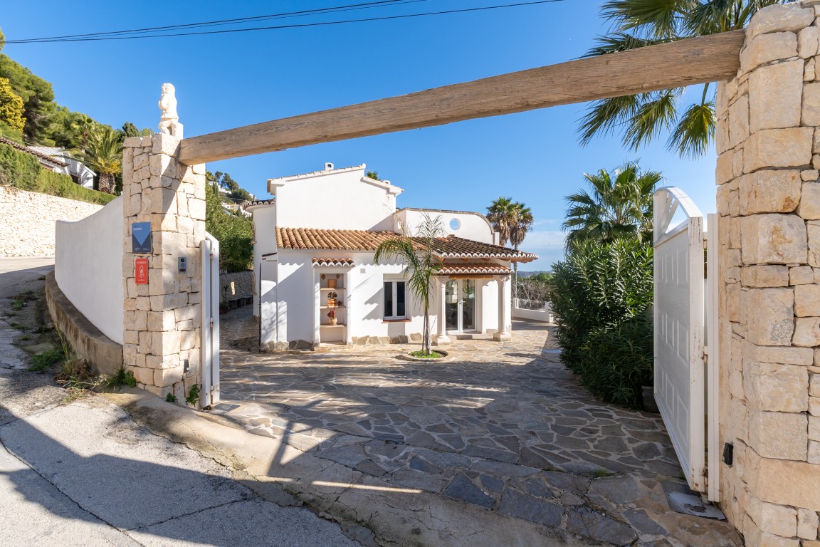 Ruime villa met zeezicht te koop in Moraira