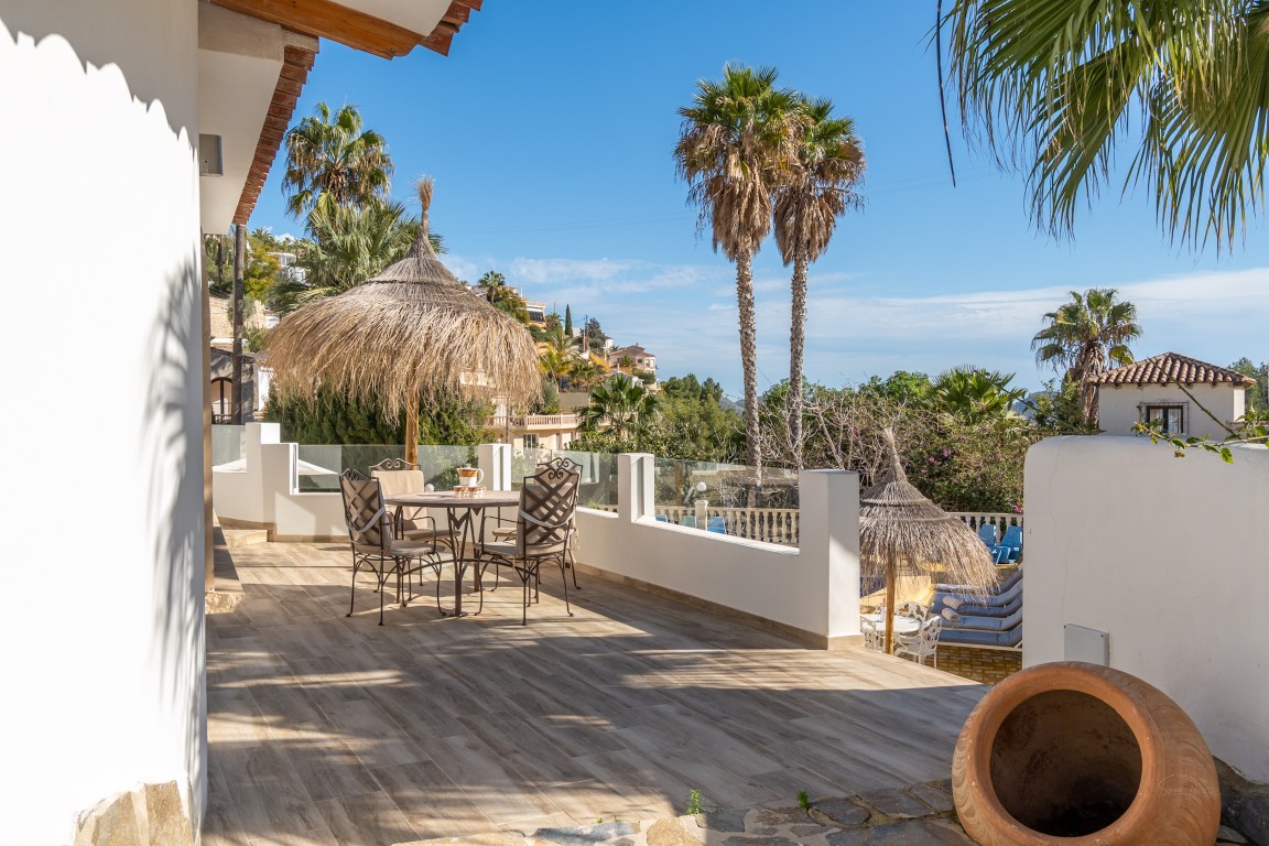 Ruime villa met zeezicht te koop in Moraira