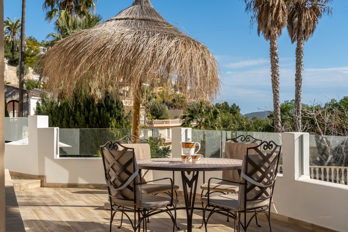 Ruime villa met zeezicht te koop in Moraira
