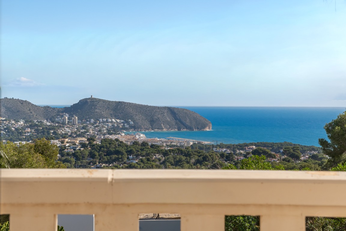 Ruime villa met zeezicht te koop in Moraira