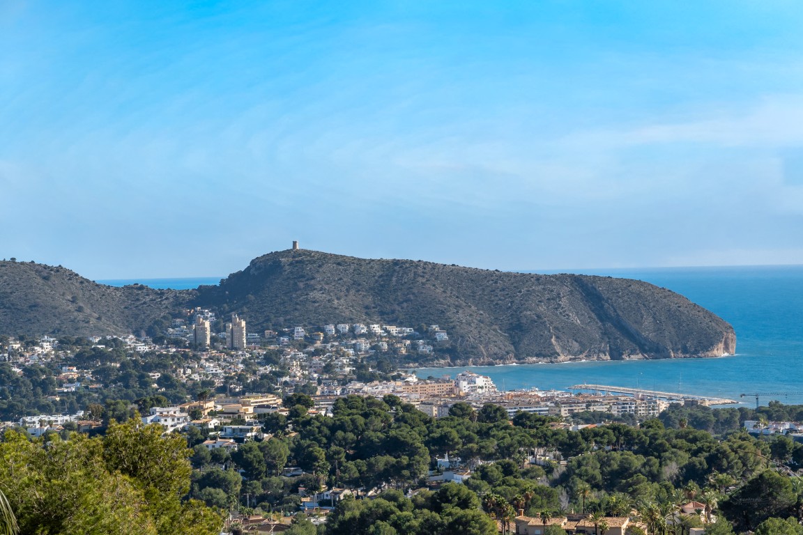 Ruime villa met zeezicht te koop in Moraira