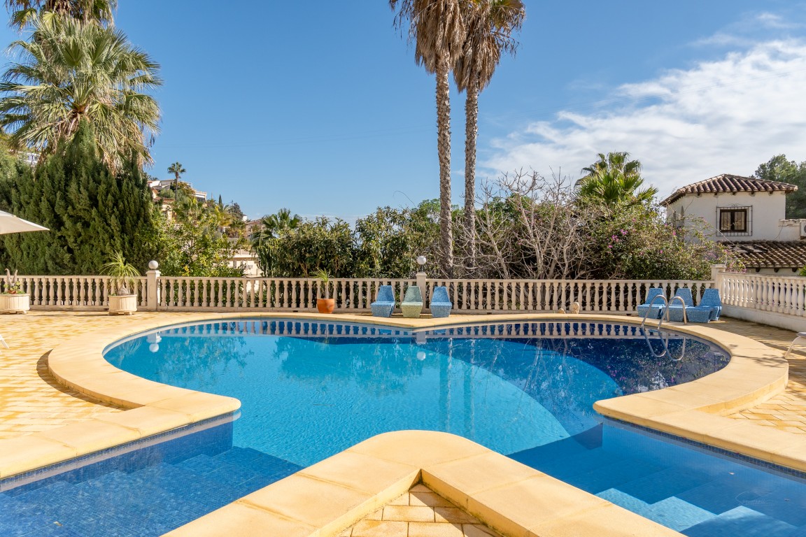 Ruime villa met zeezicht te koop in Moraira