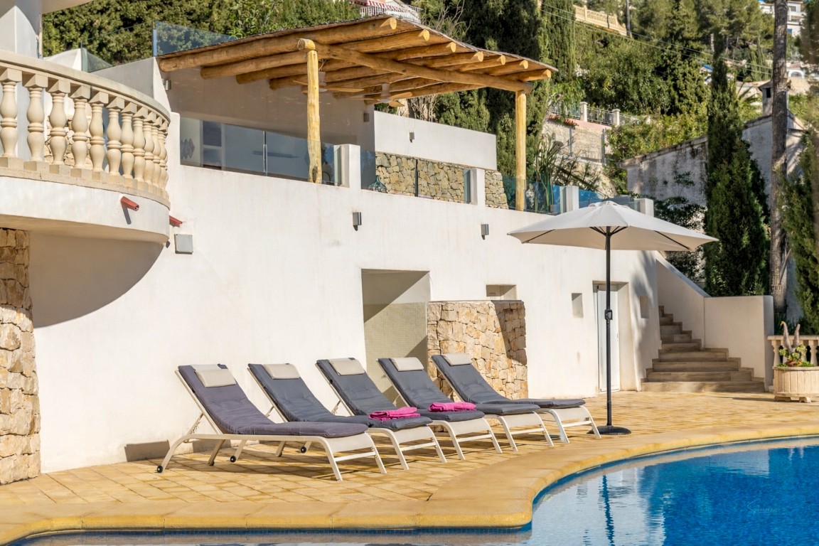 Ruime villa met zeezicht te koop in Moraira