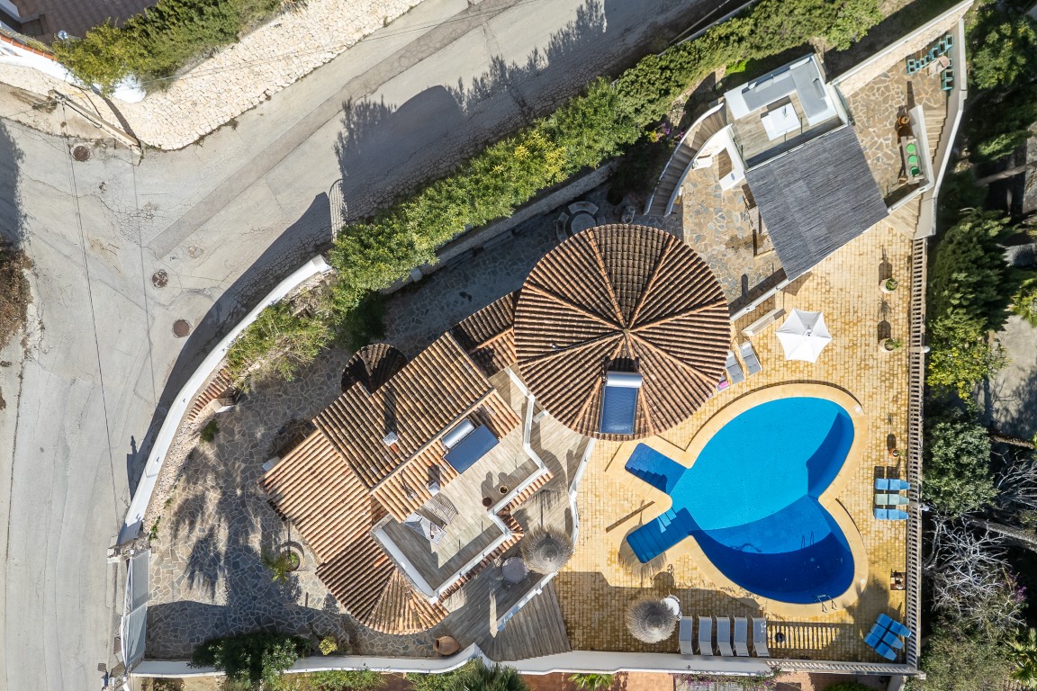 Ruime villa met zeezicht te koop in Moraira