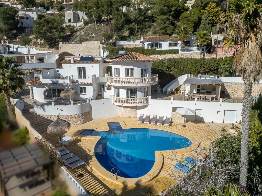 Ruime villa met zeezicht te koop in Moraira