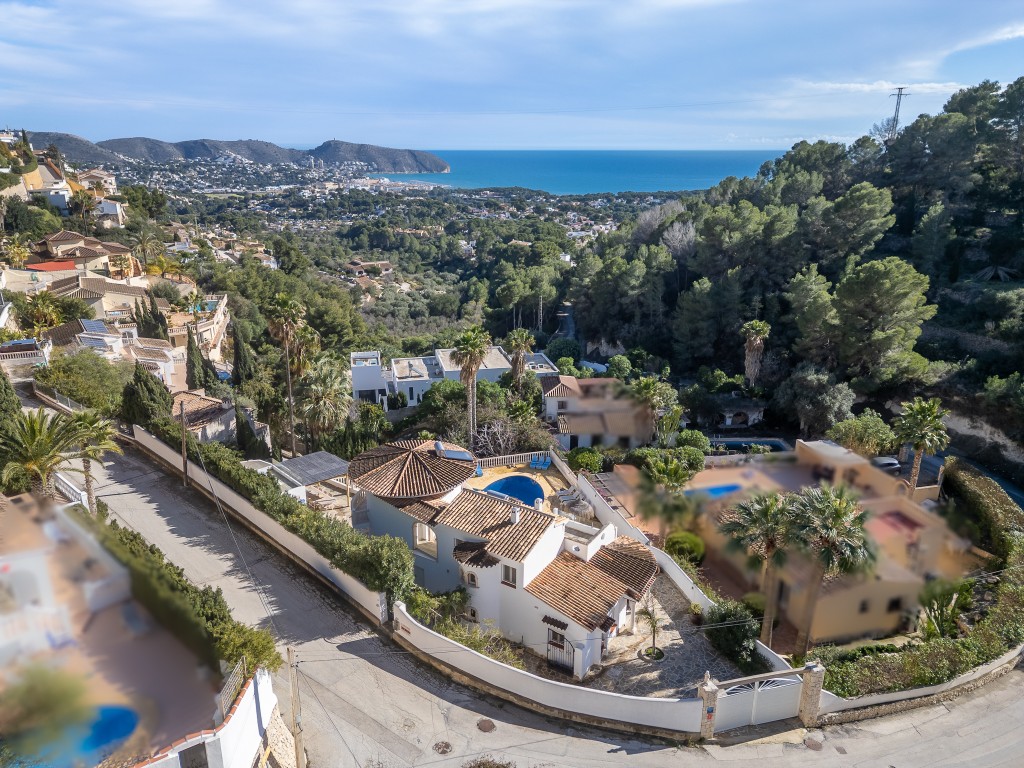 Ruime villa met zeezicht te koop in Moraira