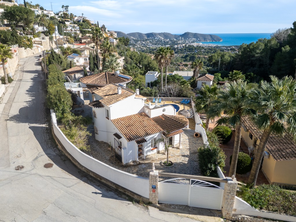 Ruime villa met zeezicht te koop in Moraira