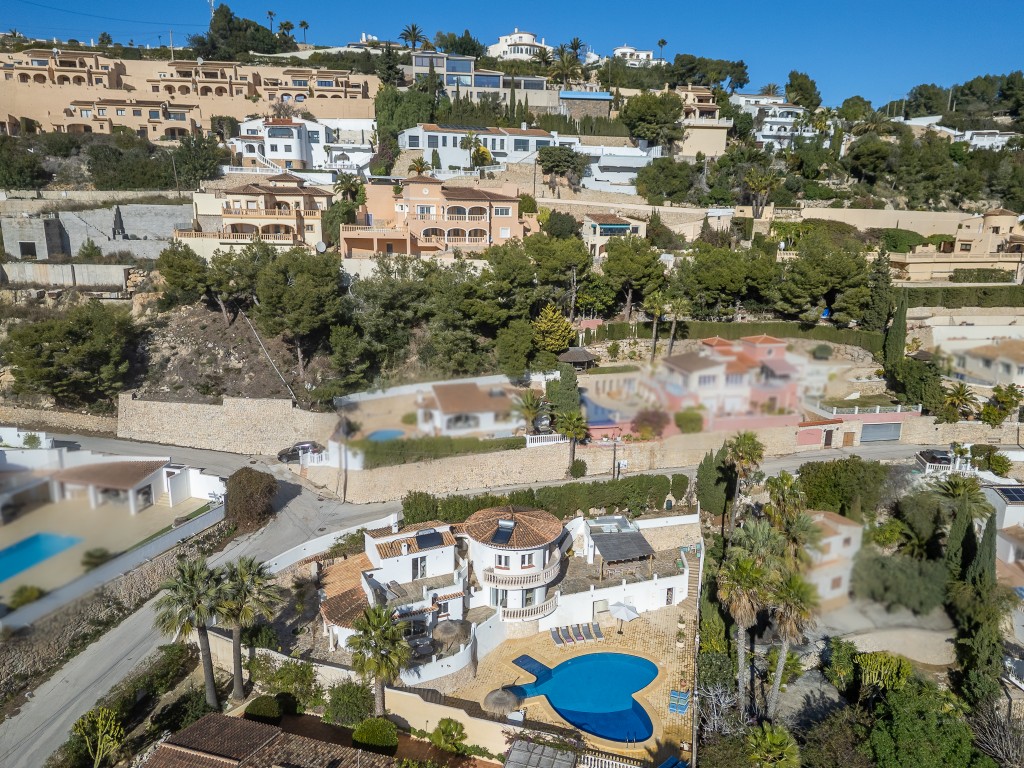 Ruime villa met zeezicht te koop in Moraira