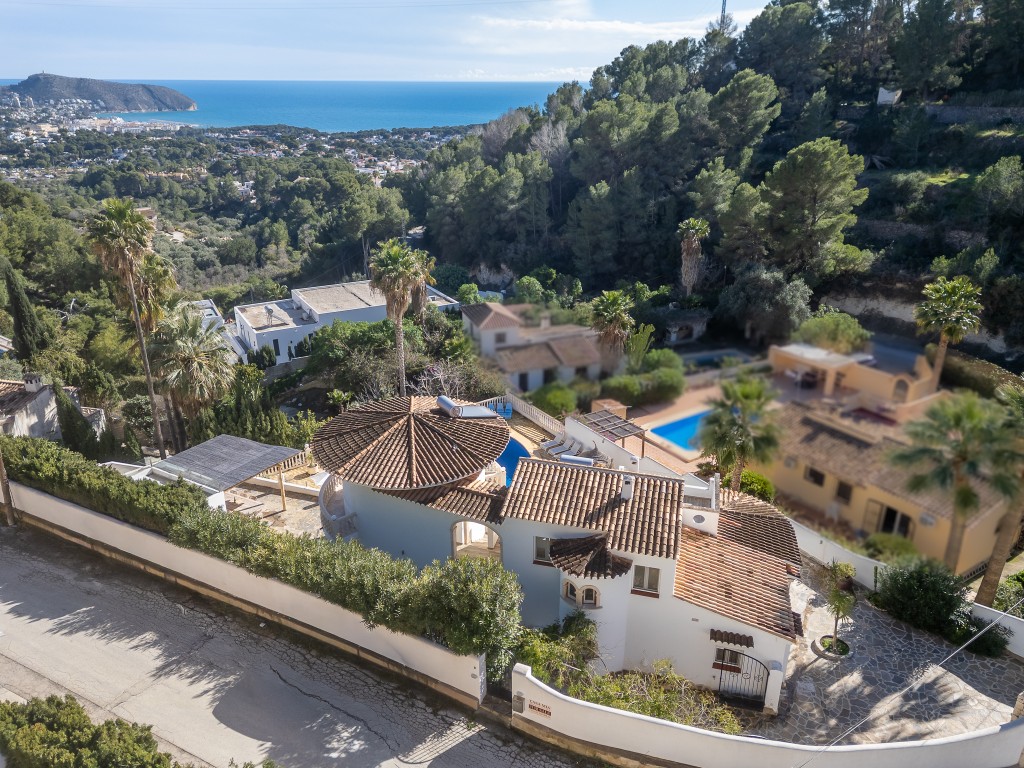 Ruime villa met zeezicht te koop in Moraira