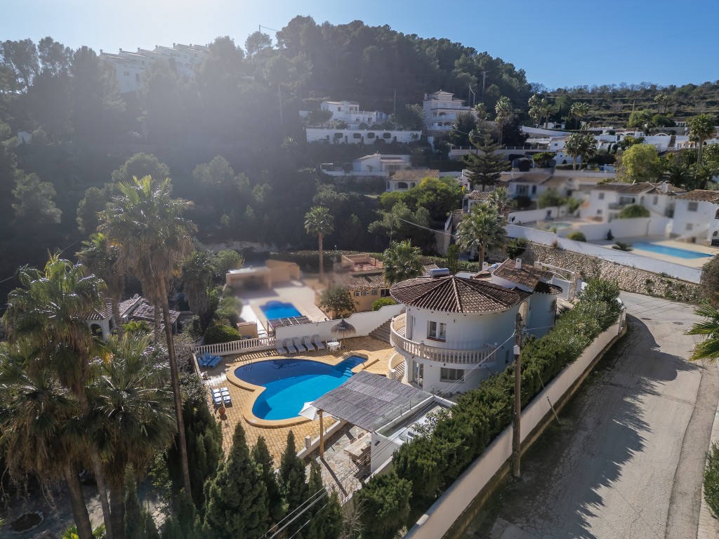 Ruime villa met zeezicht te koop in Moraira