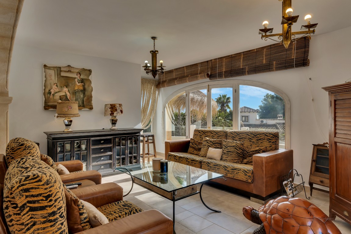 Ruime villa met zeezicht te koop in Moraira