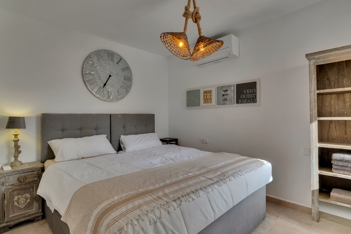 Ruime villa met zeezicht te koop in Moraira