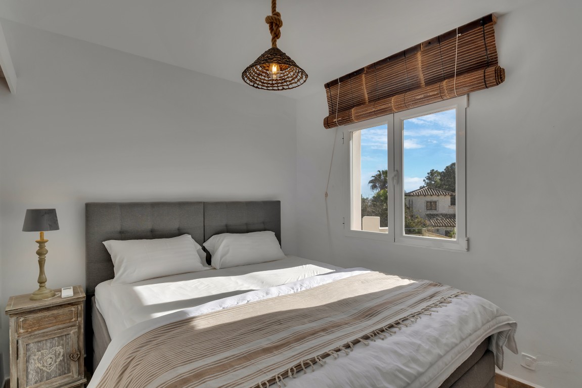 Ruime villa met zeezicht te koop in Moraira