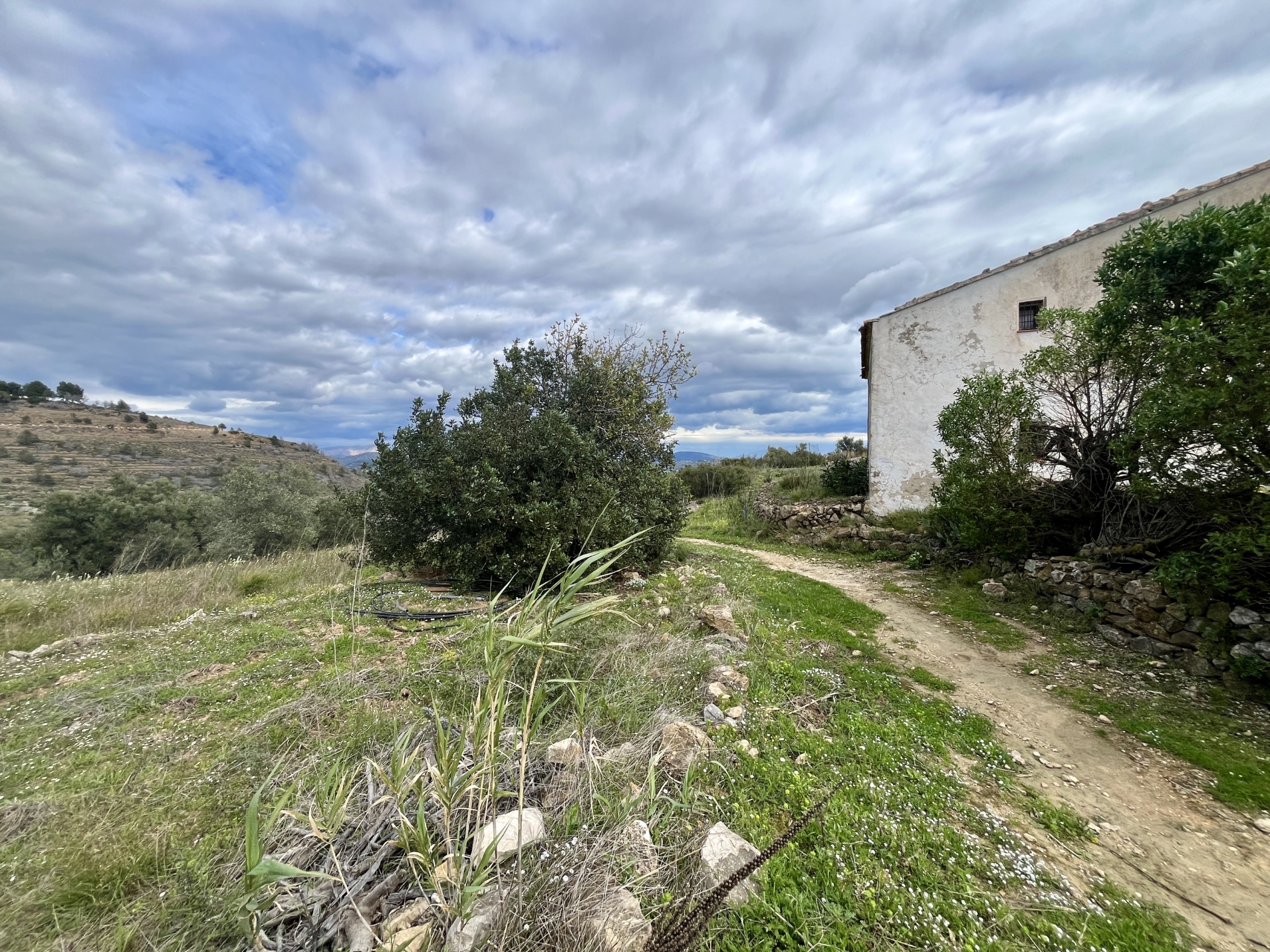 Unieke finca met zeezicht op een droomperceel in Benissa