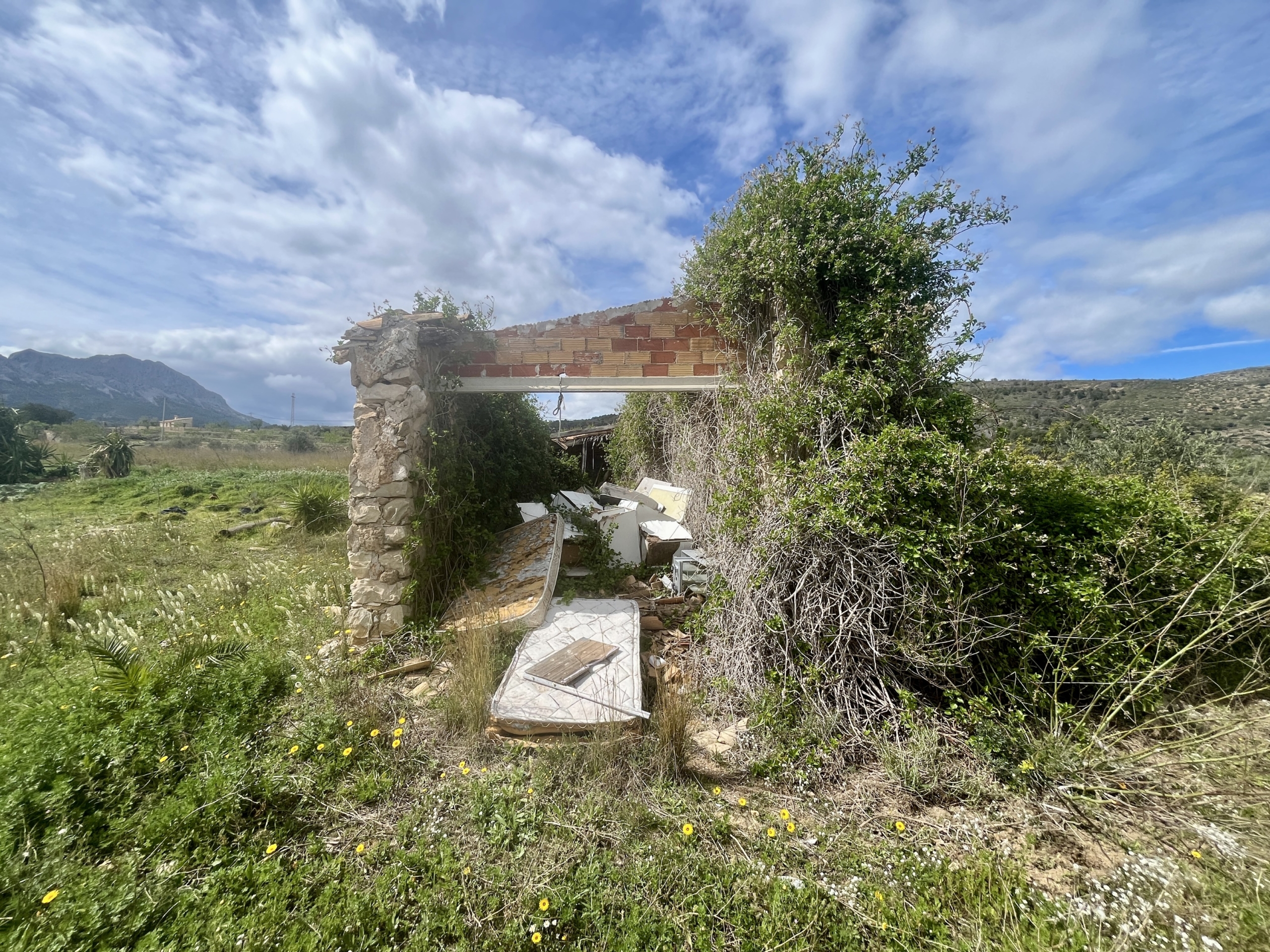 Unieke finca met zeezicht op een droomperceel in Benissa