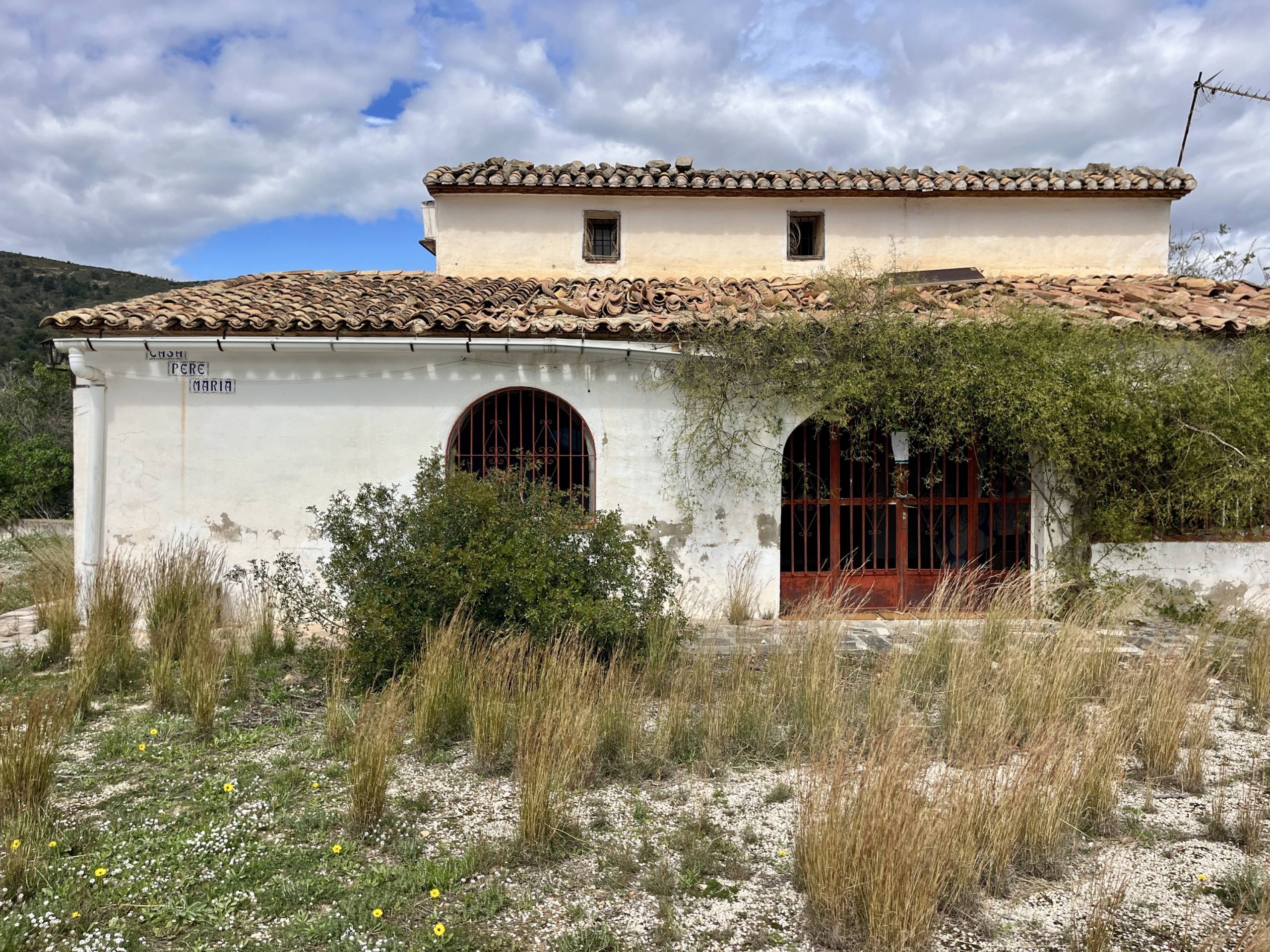 Unieke finca met zeezicht op een droomperceel in Benissa