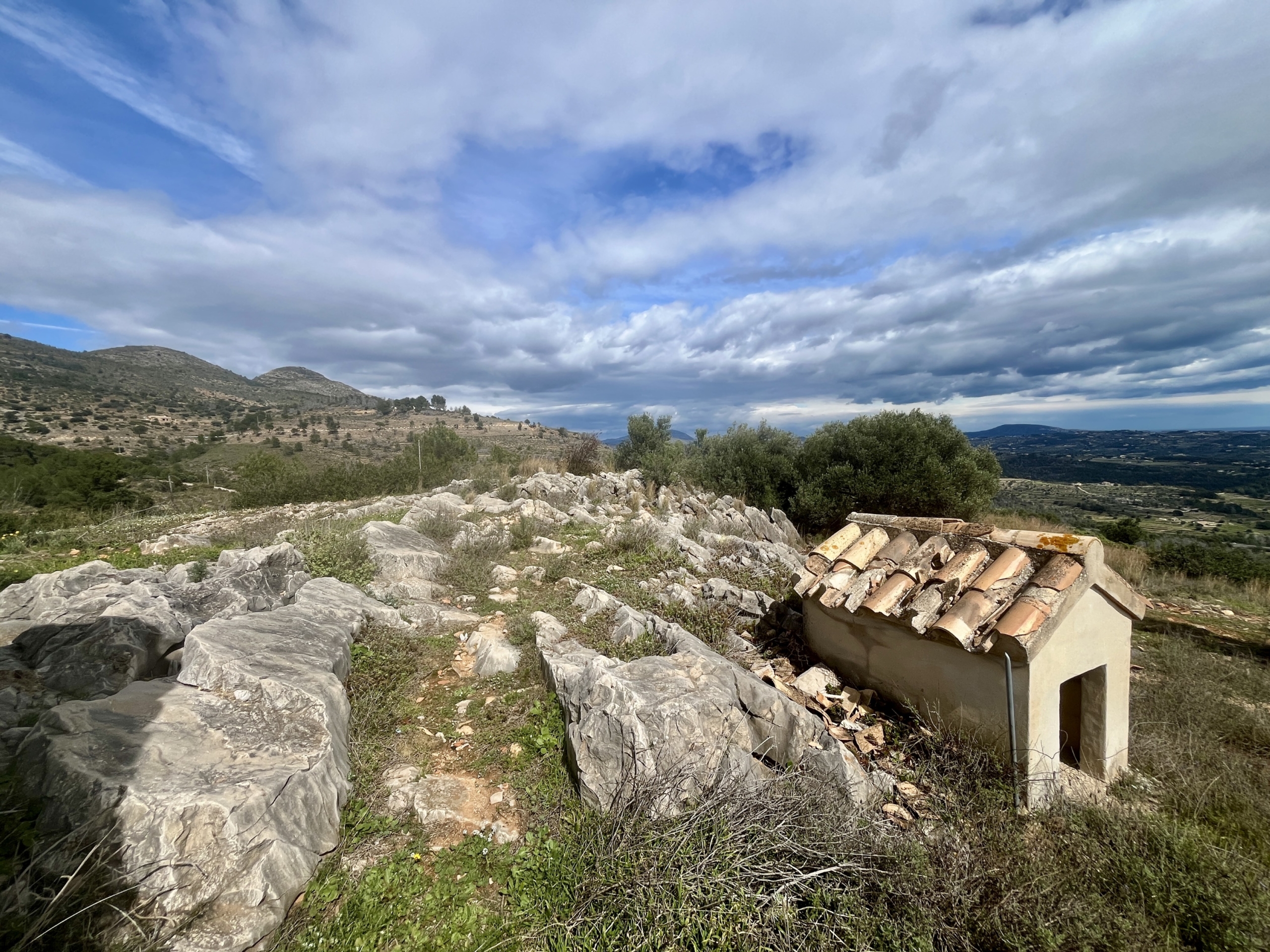 Unieke finca met zeezicht op een droomperceel in Benissa