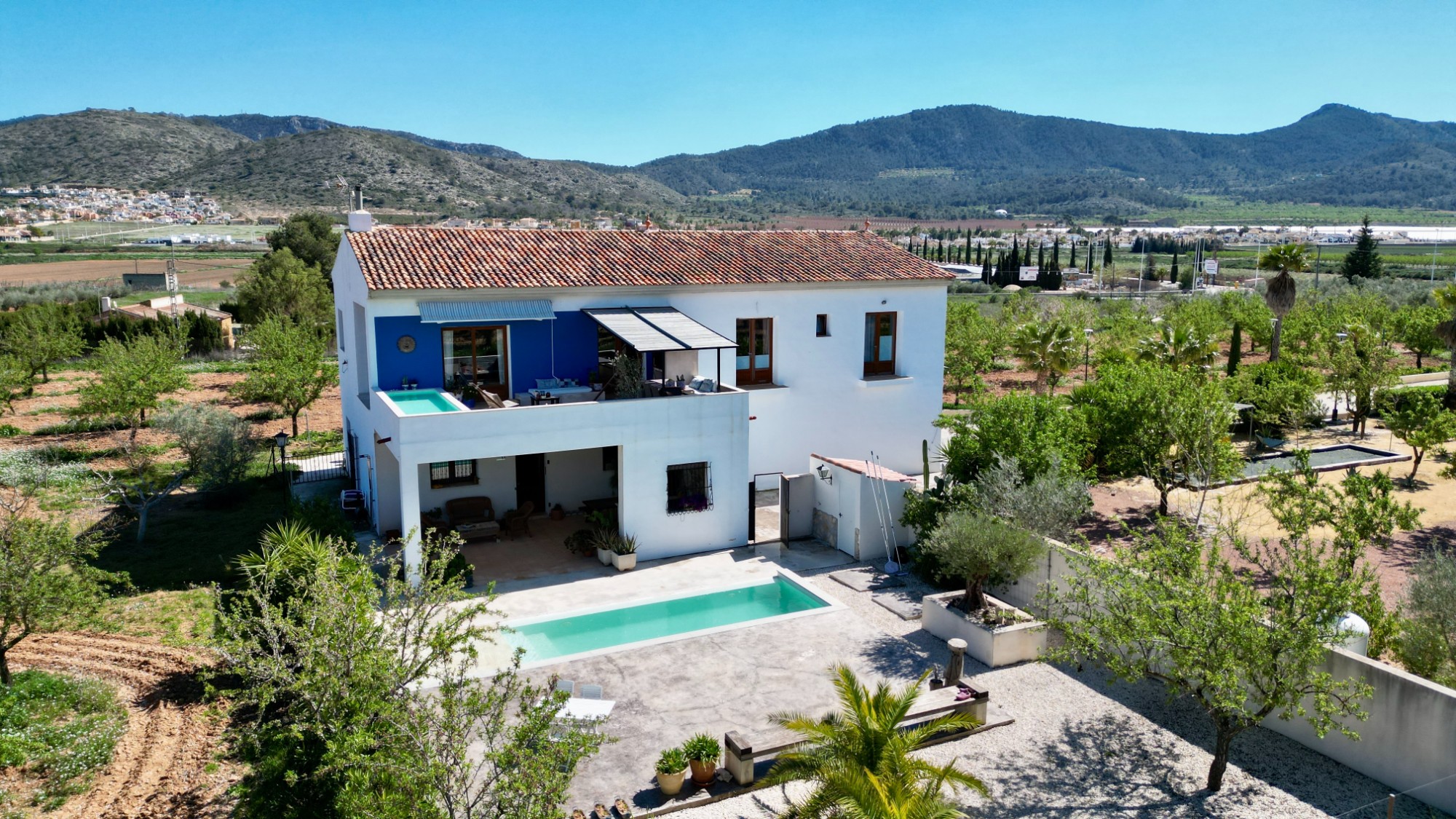 Finca-stijl villa op een enorm landgoed in de Hondón Vallei