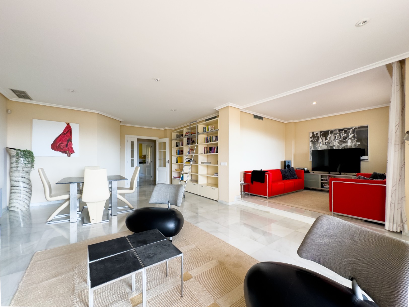 Sfeervol hoekappartement met zeezicht en privétuin in Altea Hills