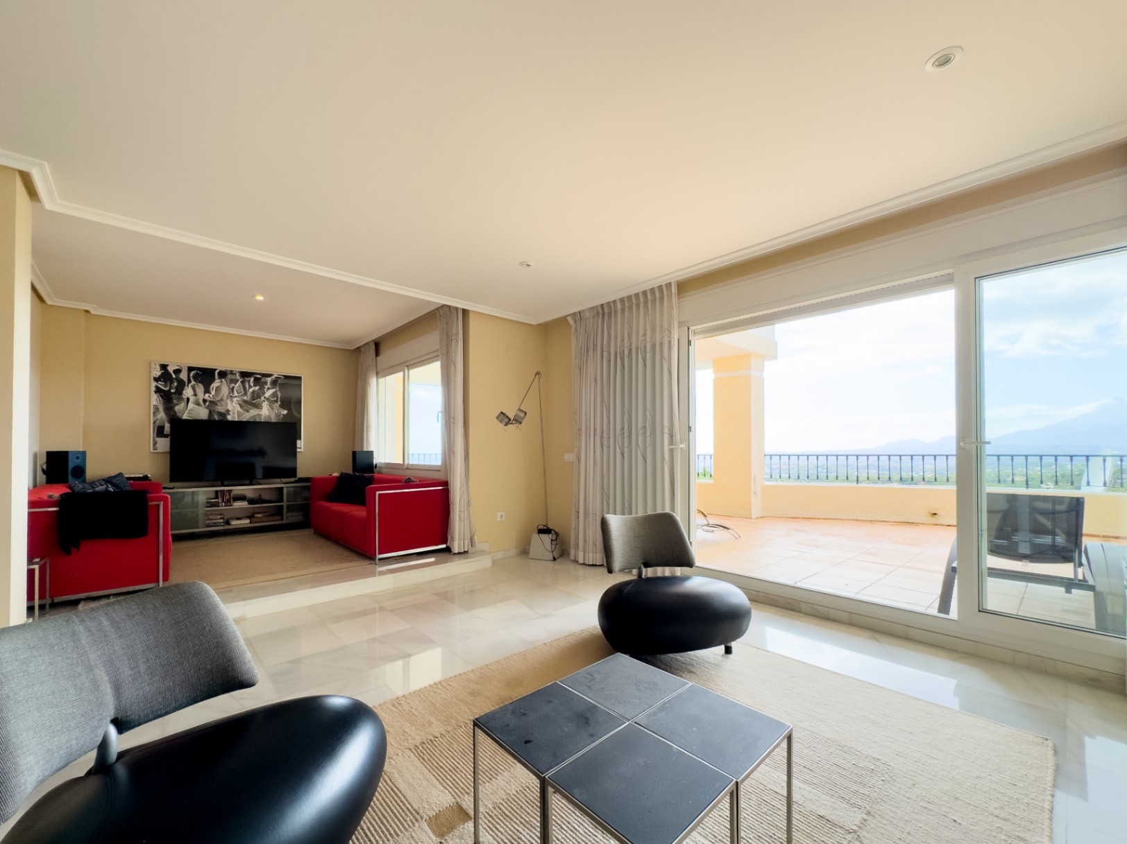 Sfeervol hoekappartement met zeezicht en privétuin in Altea Hills