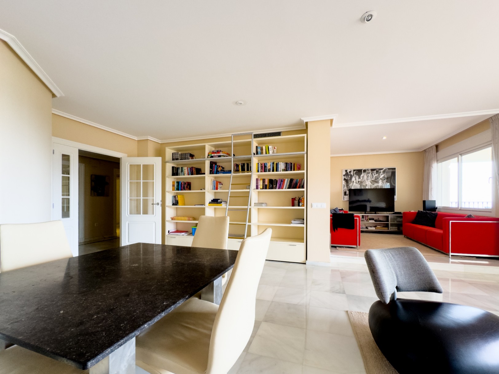 Sfeervol hoekappartement met zeezicht en privétuin in Altea Hills